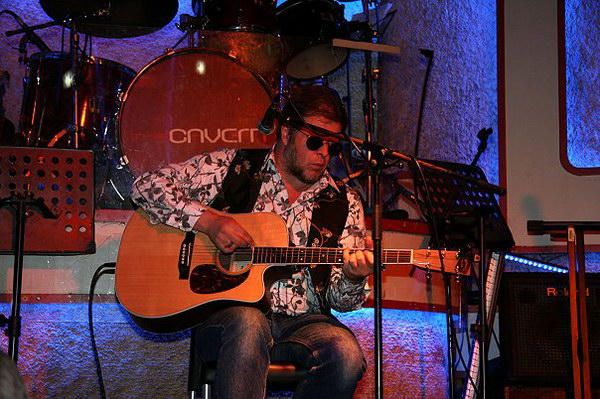 Фотографии с концерта Бориса Гребенщикова в Гонконге